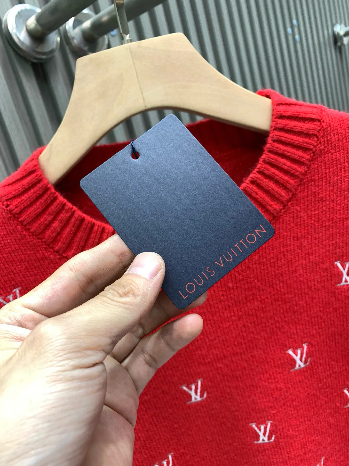 🅿️340 🀄️ Louis Vuitton 25* New New Year's style early autumn loose casual sports crew neck pullover Classic old flower all-over printed pattern Complex logo embroidery on the whole body Recommended by many Internet celebrity upper body Full of atmosphere and in place details Super correct fit Standard for early spring Heavy washing process is soft and comfortable Soft touch The upper body is not tight The fabric texture is tough The upper body is wide and comfortable The silhouette is cut to look slim and stylish It is washable and not easy to fall off. It is super fashionable and versatile, giving it a fashionable street feel. The overall loose fit. If you like it, don’t miss it. A must-have item in red for the Chinese New Year.